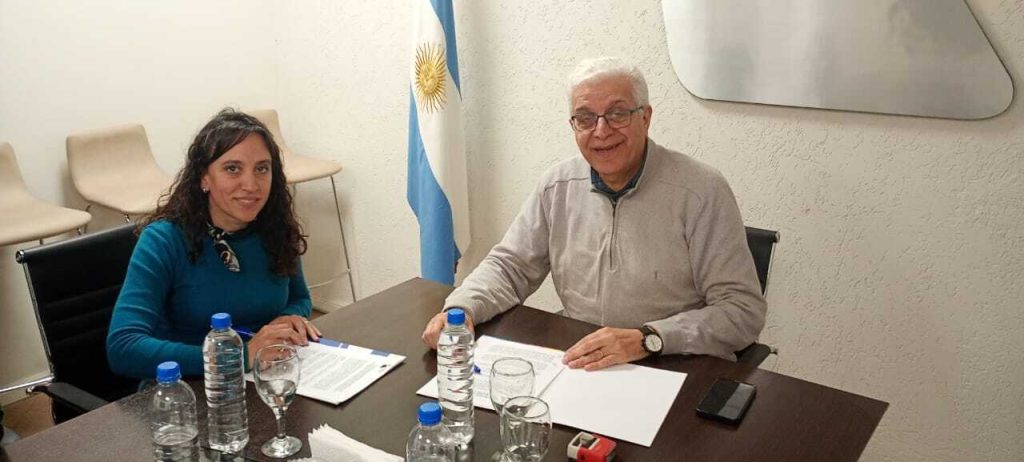 Representantes de uma fundação ambiental e de uma universidade durante a assinatura de um convênio de cooperação.