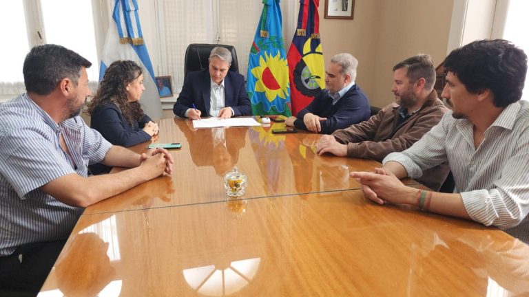 Representantes de uma fundação ambiental e de uma universidade durante a assinatura de um convênio de cooperação.