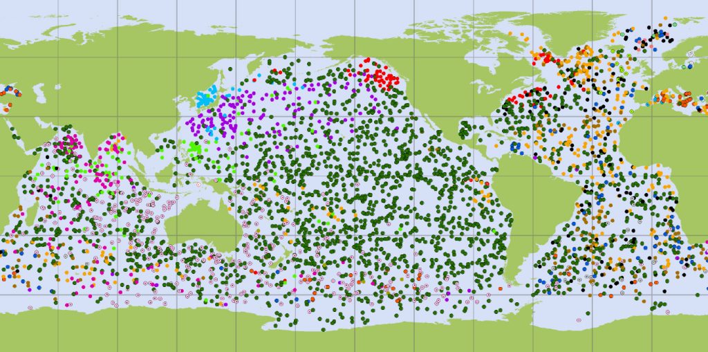 Flotteur scientifique d’observation dans les eaux océaniques, avec des oiseaux marins au-dessus de la surface.