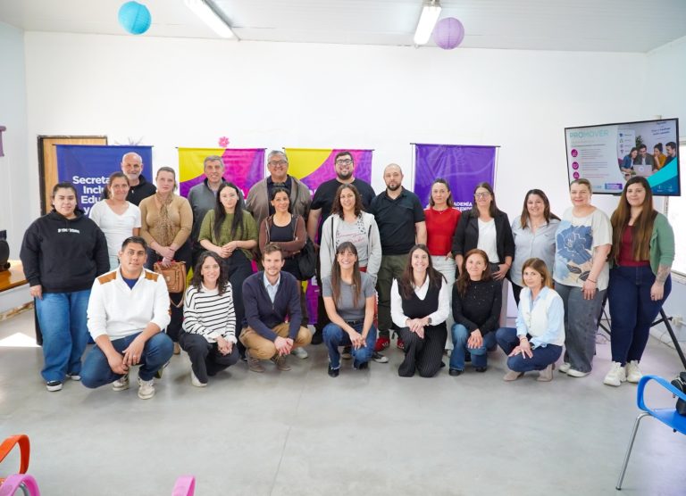 Representantes de uma fundação ambiental e de uma universidade durante a assinatura de um convênio de cooperação.